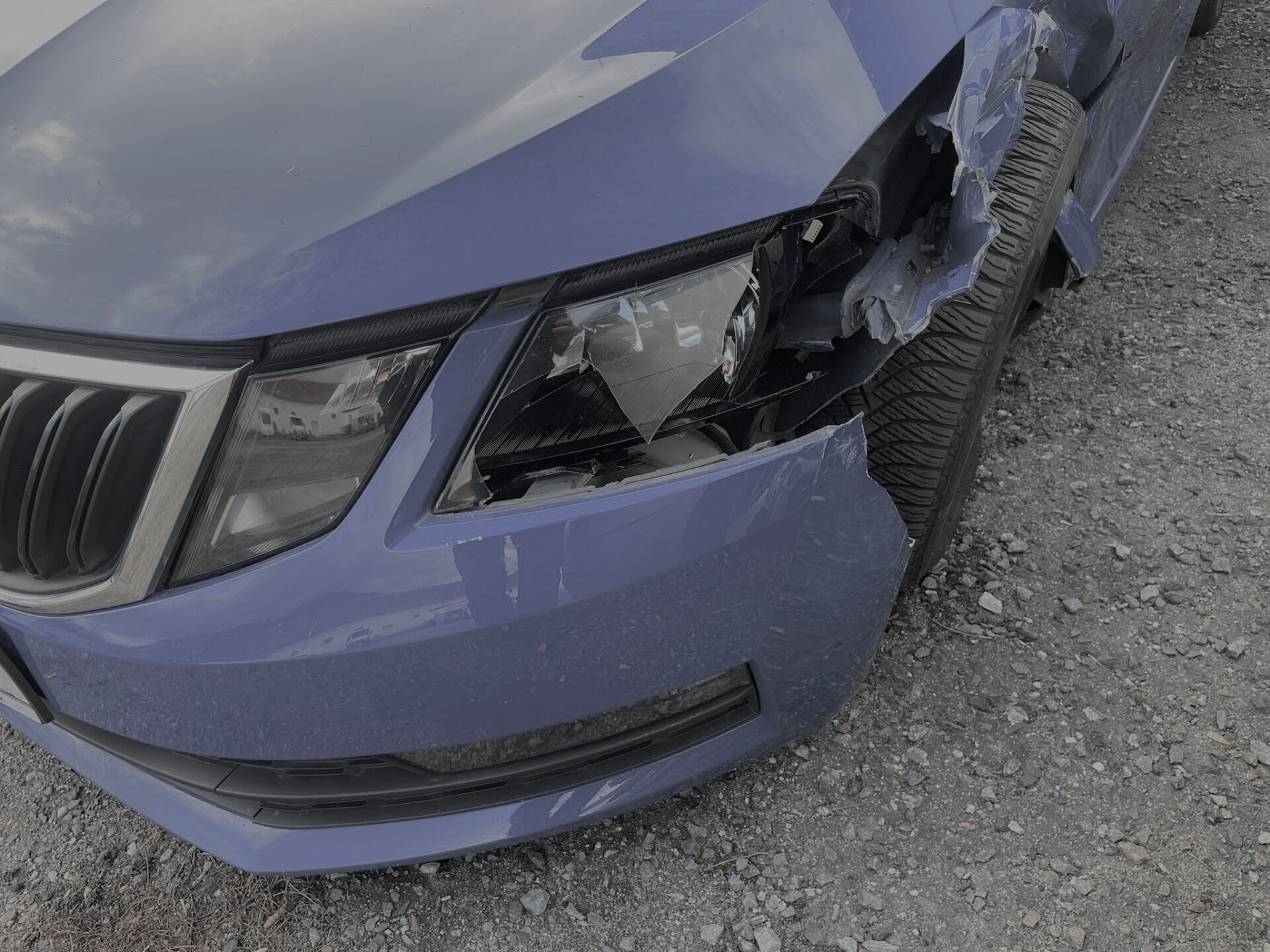 Bourané auto: Škoda Octavia s rozbitým předním světlem a blatníkem