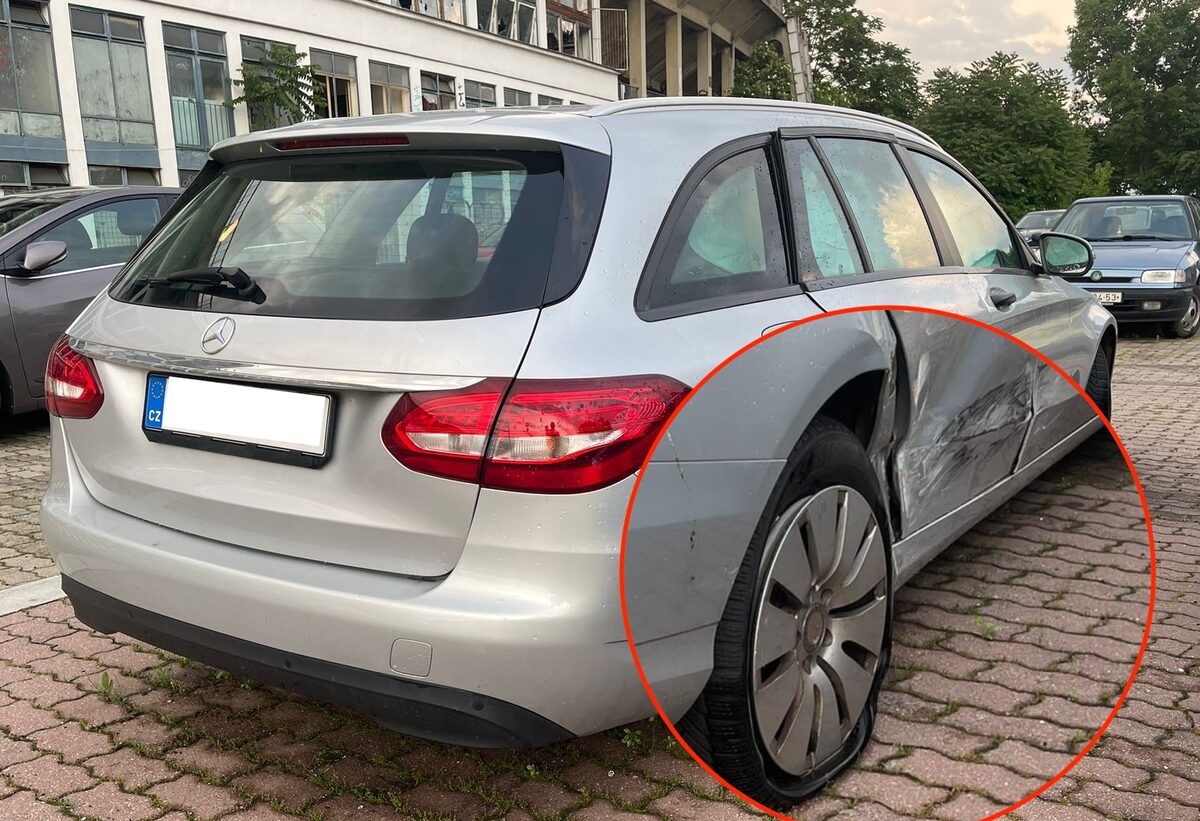 Mercedes třídy C kombi s promáčknutým bokem a poškozeným zadním kolem