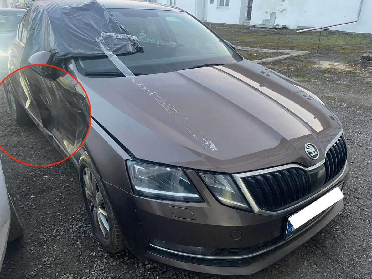 Hnědá Škoda Octavia s poškozeným levým bokem a přelepeným sklem