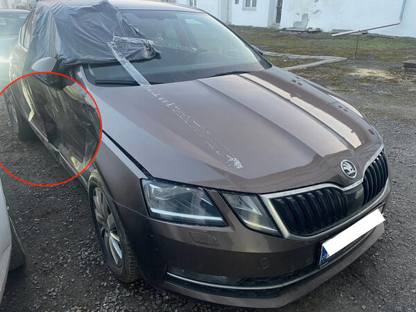 Hnědá Škoda Octavia s poškozeným levým bokem a přelepeným sklem