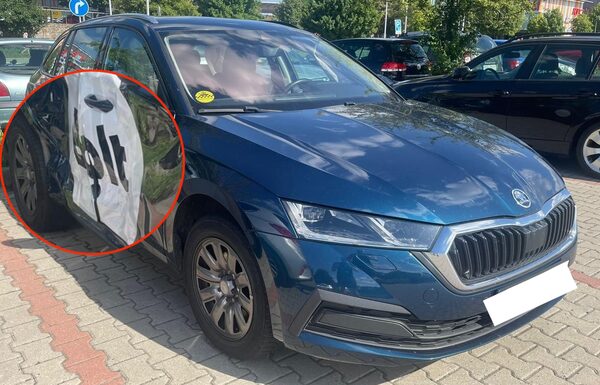 Modrá Škoda Octavia s promáčknutými předními dveřmi