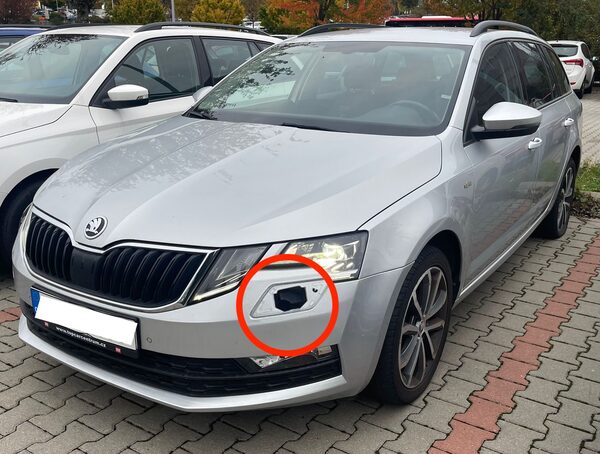 Stříbrná Škoda Octavia s poškozeným předním světlem