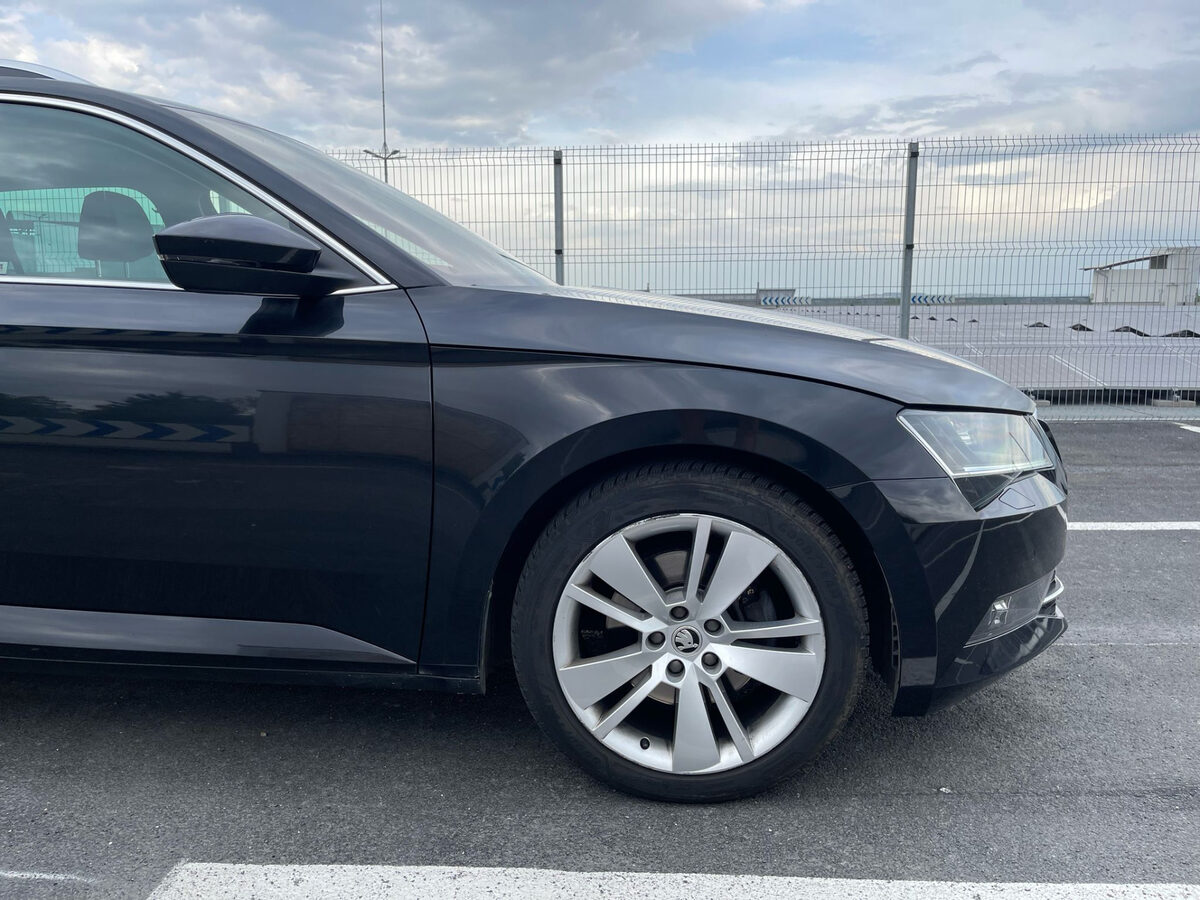 Černá Škoda Superb z boku