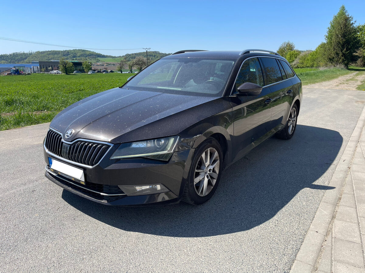 Škoda Superb kombi s drobným poškozením předního blatníku