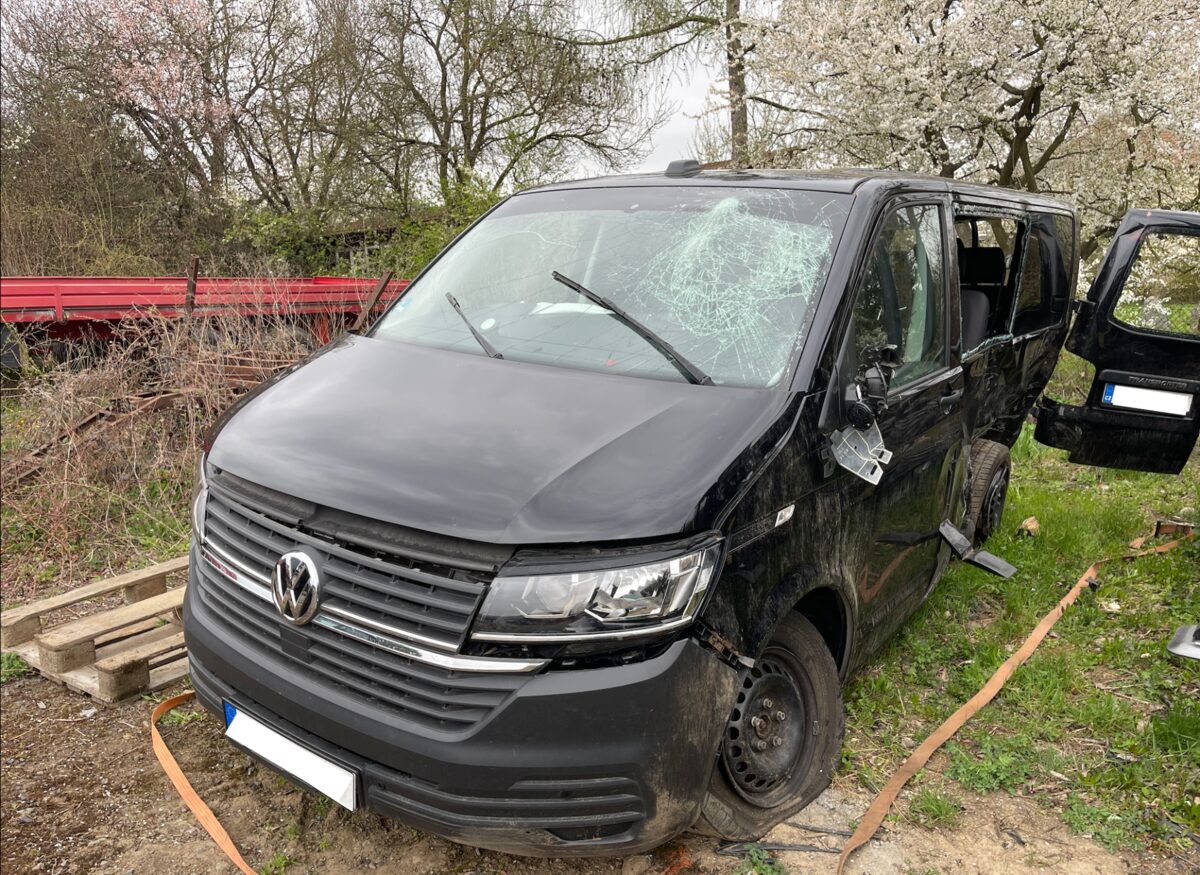 Havarovaný Volkswagen s rozbitým čelním sklem a poškozenou karoserií